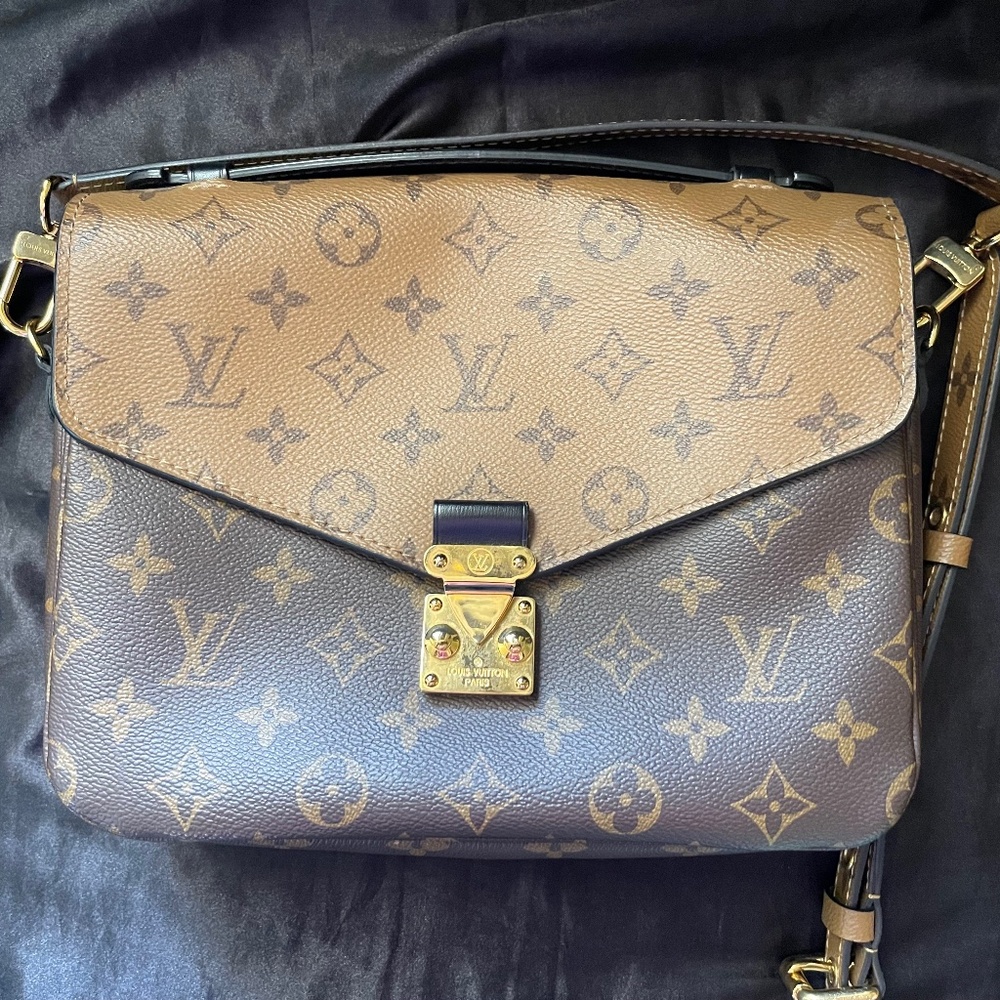 Louis Vuitton Pochette Metis reverse